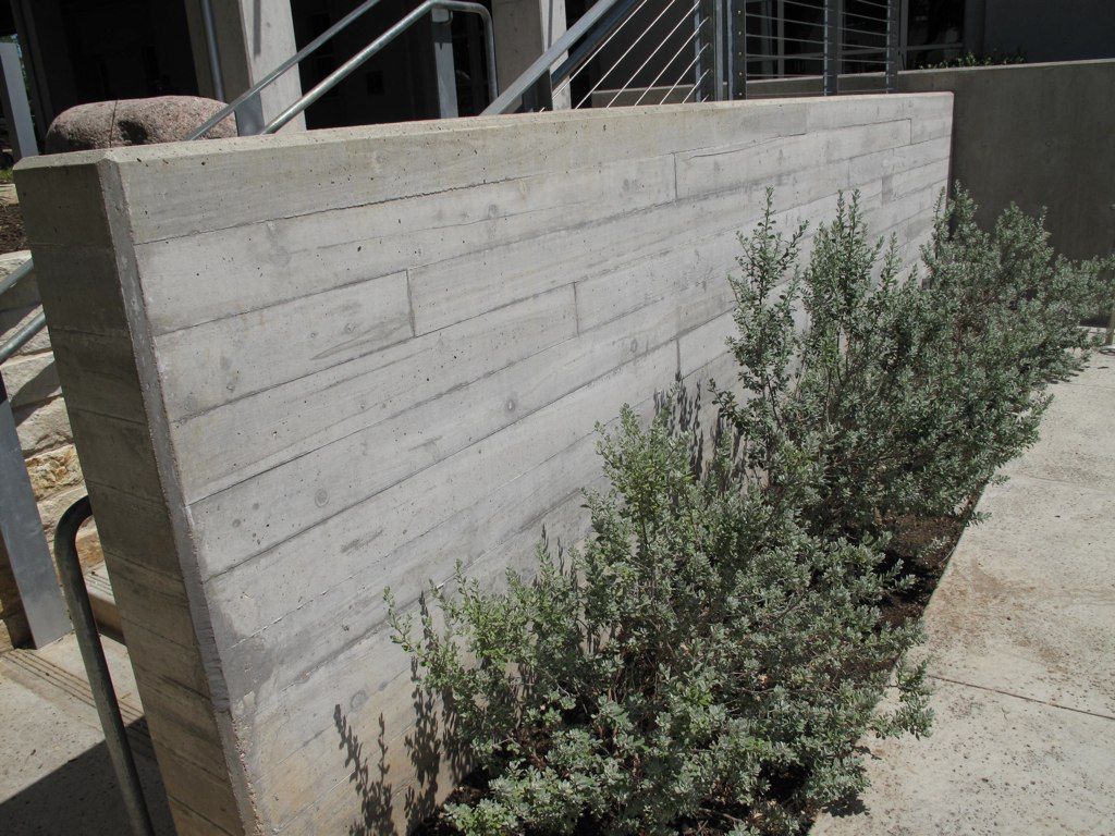 FORMED CONCRETE RETAINING WALL